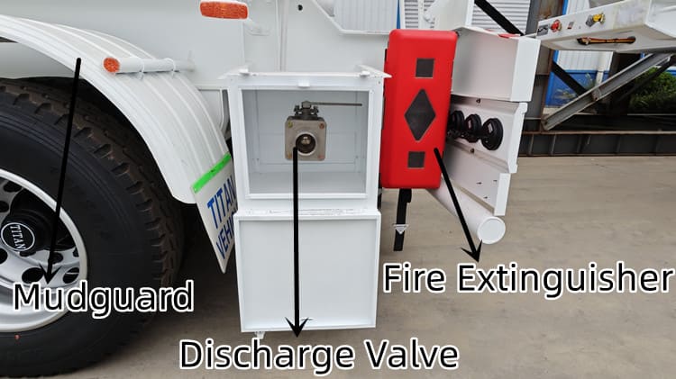 Tri Axle 4000 Liters Diesel Fuel Tanker Price in Guam